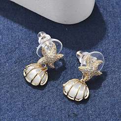 Muschelförmige Ohrstecker aus Messing mit klarem Zirkonia EJEW-D301-02G