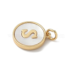 Ciondolo rotondo piatto in conchiglia naturale con lettere in ottone pavé&nbsp;KK-Z115-13G-S