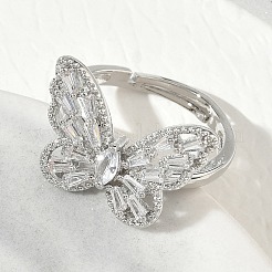Anillos ajustables de latón con forma de mariposa y circonita cúbica transparente.&nbsp;CU-CBA7E55-18P-01