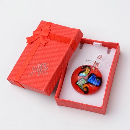 ボックス満載の手作りのダイクロイックガラスペンダント  ランダムな色の絶妙な厚紙のネックレスボックス付半円形のランプワークペンダント  レッド  29~31x11.5~12.5mm  穴：5~7mm DICH-X039-02-1