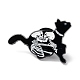 スケルトンエナメルピンの猫  バックパックの服のためのハロウィーンの合金のブローチ  電気泳動黒  ホワイト  20x29x1.5mm ENAM-K053-55-1