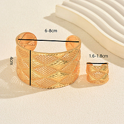 Set vintage composto da bracciale rigido e anello in lega con lavorazione a rombi in filigrana.&nbsp;RH3995