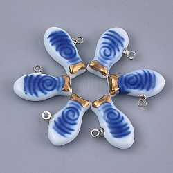Breloques en porcelaine faites à la main, porcelaine émaillée lumineux, avec les accessoires en laiton, poisson, platine, bleu, 12~13x17~18x5mm, Trou: 1.5mm