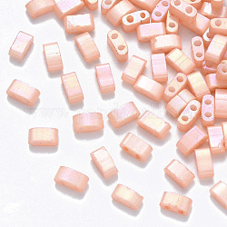 Perles de rocaille en verre peintes à 2 trou, de couleur plaquée ab , rectangle, saumon clair, 4.5~5.5x2x2~2.5mm, Trou: 0.5~0.8mm, environ 2000 pcs / sachet 