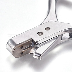 Perforatore per slot per carta d'identità tenuto in mano&nbsp;TOOL-WH0080-77