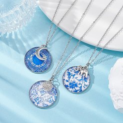 Collana con pendente piatto rotondo in acciaio e vetro blu&nbsp;NJEW-JN04453