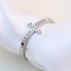 Anelli da dito con micro pavé di zirconi cubici trasparenti in acciaio inossidabile a croce per donna&nbsp;FS-WG88B59-03