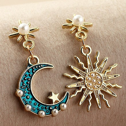 Boucles d'oreilles asymétriques lune et soleil en émail avec perles en plastique PW23040498561-1