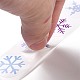クリスマスをテーマにしたフラットラウンドロールステッカー  粘着紙ギフトタグステッカー  パーティーのために  装飾的なプレゼント  雪の結晶模様  25x0.1mm  500PCS /ロールについて X-DIY-B045-04B-4
