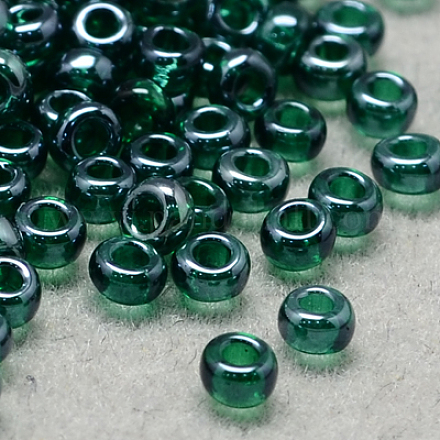 12/0グレードの丸いガラスシードビーズ  透明色は光沢の  濃い緑  12/0  2x1.5mm  穴：0.3mm SEED-Q011-F523-1