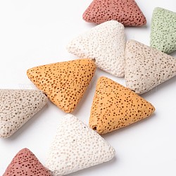 Fili di perle di roccia lavica sintetica triangolare tinta, 27~28x26~28x8~9mm, Foro: 1 mm, circa 15pcs/filo, 15.3 pollice