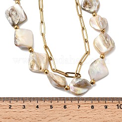 Doppellagige Halsketten aus 304 Edelstahl mit gefärbten weißen Blumen und natürlichen Muschelnuggets für Damen&nbsp;NJEW-G181-13G