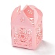 レーザーカット紙は、ハートと花のキャンディーボックスをくり抜く  リボン付きの正方形  結婚式のベビーシャワーパーティーのためのギフト包装を好む  ピンク  5x5x7.6cm CON-C001-04-4