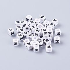 Cuentas de letras de acrílico de agujero horizontal, cubo, blanco, letra m, tamaño: aproximamente 6 mm de ancho, 6 mm de largo, 6 mm de altura, agujero: aproximamente 3.2 mm, aproximamente 2600 unidades / 500 g