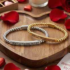 Set aus elastischen Perlenarmbändern aus Edelstahl 304 mit dem Spruch „Lass dich nicht von den harten Tagen besiegen“.&nbsp;NR1474-4