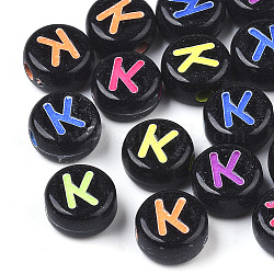 Perles noires opaques acryliques, trou horizontal, plat rond avec lettre de couleurs mélangées, letter.k, 7x4mm, Trou: 1.6mm, environ 3600 pcs/500 g