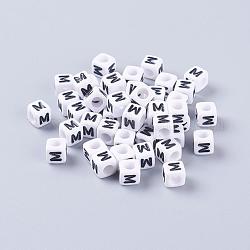 Perles de lettre de trou horizontal acrylique, cube, blanc, lettre m, taille:  Largeur environ 6mm, Longueur 6mm, hauteur de 6 mm , trou: environ 3.2 mm, environ 2600 pcs/500 g