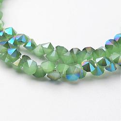 Fili di perle di vetro placcato, giada imitato, mezzo arcobaleno placcato, sfaccettato, diamante, verde chiaro, 4x4mm, Foro: 1 mm, circa 143pcs/filo, 11.8 pollice