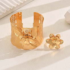 Set aus Armreifen und Ringen mit hohlen Blumen aus Eisen für Damen&nbsp;CQ8674
