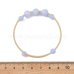 Bracciali rigidi in ottone con perline rotonde di ottone e agata blu naturale.&nbsp;BJEW-JB14463-02