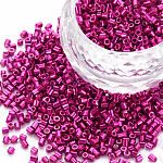 Perles de bugle en verre, couleurs métalliques, support violet rouge, 2.5~3x2mm, Trou: 0.9mm, environ 15000 pcs / livre