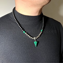 Collares europeos con colgante piramidal de malaquita sintética con cuentas de vidrio negro de 8 mm y cierres de aleación para hombre.&nbsp;WW6368-1