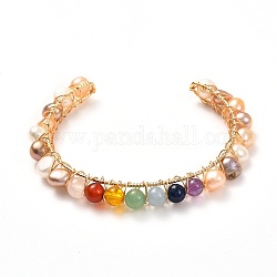 Perles de perles naturelles et perles de pierres précieuses mélangées bracelets de manchette pour femme fille cadeau, bracelet en pierre avec base en laiton, couleur de coquillage, diamètre intérieur : 2.13~2.24 pouce (54~57 mm)
