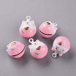 Backen bemalte Messingglocke Anhänger, Maneki Neko / winkende Katze, rosa, 23x17x16.5 mm, Bohrung: 2 mm