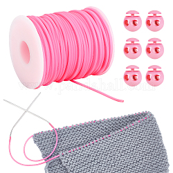 Cordón de caucho sintético tubular de pvc, tubo hueco, nbeads, envuelta alrededor de la bobina de plástico blanco, con cierres de cordón de plástico, color de rosa caliente, cable: 2 mm de espesor, agujero: 1 mm, alrededor de 54.68 yarda (50 m) / rollo, 1 rollo; cerraduras: 21x18mm, agujero: 5.5 mm, 6 pcs