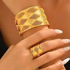 Set vintage composto da bracciale rigido e anello in lega con lavorazione a rombi in filigrana.&nbsp;RH3995