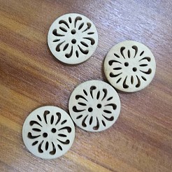 Boutons en bois en forme et sculpté avec 2 trous&nbsp;NNA0YUX