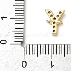 Ciondoli a forma di lettera in ottone con micro pavé di zirconi cubici trasparenti.&nbsp;KK-I382-07G-Y