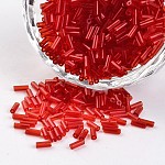 Couleurs transparentes perles de bugle en verre à trou rond, rouge, 3~5x1.8~2mm, Trou: 0.8mm, environ 12000 pcs/450 g