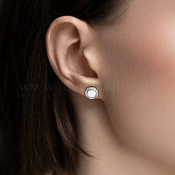 Ohrringe aus Sterlingsilber mit geometrischem Muster und weißem Harz und Zirkonia – klassisch-minimalistisch und elegant.&nbsp;OO3203-2