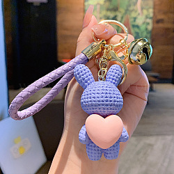 Llavero resina conejo con corazón, con los fornituras de aleación y la campana, azul pizarra medio, 7x3.5 cm