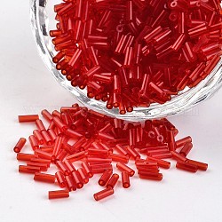 Couleurs transparentes perles de bugle en verre à trou rond, rouge, 3~5x1.8~2mm, Trou: 0.8mm, environ 12000 pcs/450 g