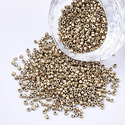 Perles cylindriques en verre, Perles de rocaille, couleurs métalliques, trou rond, verge d'or pale, 1.5~2x1~2mm, Trou: 0.8mm, environ 8000 pcs / sachet , environ 85~95 g /sachet 