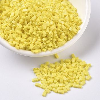 Cuentas de media tila miyuki, Abalorios de la semilla japonés, 2 agujero, (htl404fr) amarillo opaco mate ab, 5x2.3x1.9mm, agujero: 0.8 mm, aproximamente 250 unidades / 10 g