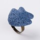 調整可能な魚の溶岩岩の宝石用原石の指輪  プラチナメッキ真鍮パーツ  コーンフラワーブルー  19mm RJEW-I015-11-1