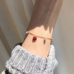 Pulseras de latón con micro pavé de circonitas cúbicas y dijes de fresa para mujer&nbsp;WH-WG7C0FD-01