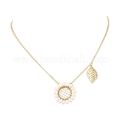 Collana con ciondolo a forma di girasole avvolto in filo di perla d'acqua dolce naturale e catena in ottone.&nbsp;NJEW-TA00265