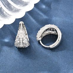 Orecchini a cerchio a forma di C in ottone con micro pavé di zirconi cubici trasparenti.&nbsp;EJEW-Z164-20P