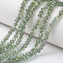 Electroplate transparentes abalorios de vidrio hebras, medio verde chapado, facetados, rerondana plana, verde claro, 4x3mm, agujero: 0.4 mm, aproximamente 130 pcs / cadena, 16.54 pulgada (42 cm)