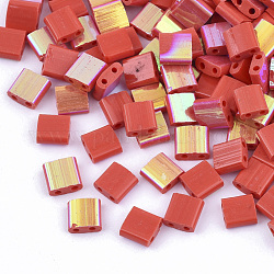 2-hole perline di vetro, colori placcati mezzo arcobaleno, quadrato, rosso, 5x4.5~5.5x2~2.5mm, Foro: 0.5~0.8 mm, circa 118pcs/10g