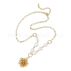 Collar con colgante de flor de latón con micro pavé de circonitas cúbicas y cadena Figaro con perla natural para mujer&nbsp;NJEW-JN06616