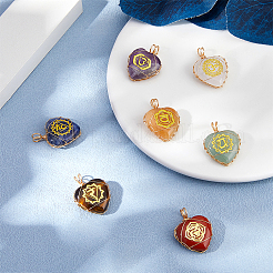 7 Stück 7 Stile Chakra natürliches Tigerauge & Sodalith & roter Jaspis & Quarzkristall & grüner Aventurin & Amethyst & roter Aventurin Herzanhänger mit Kupferdraht umwickelt mit goldfarbenen Metallscheiben&nbsp;PALLOY-FH00093