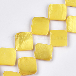 Perle di conchiglia d'acqua dolce dipinte a spruzzo, rombo, giallo, 18~20x18~20x3~4mm, Foro: 0.5 mm, circa 21pcs/filo, 15.5 pollice