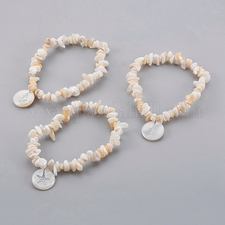 Bracelets extensible en chip perles de coquille blanche avec breloque BJEW-JB03981-1