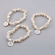 Bracelets extensible en chip perles de coquille blanche avec breloque BJEW-JB03981-1