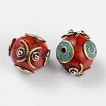 Perles rondes de style tibétain, avec turquoise synthétique et accessoires en laiton or antique, rouge foncé, 15x16.5mm, Trou: 2mm